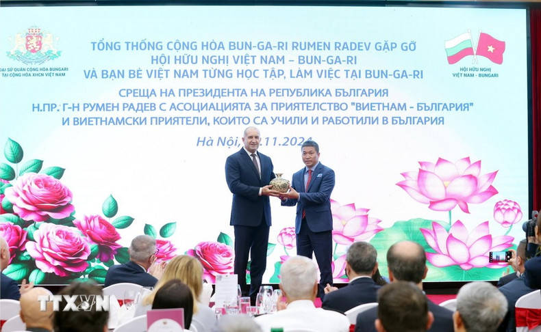 El presidente de la Unión de Organizaciones de Amistad de Vietnam entrega un recuerdo al presidente de Bulgaria, Rumen Radev. El presidente de la Unión de Organizaciones de Amistad de Vietnam entrega un recuerdo al presidente de Bulgaria, Rumen Radev.