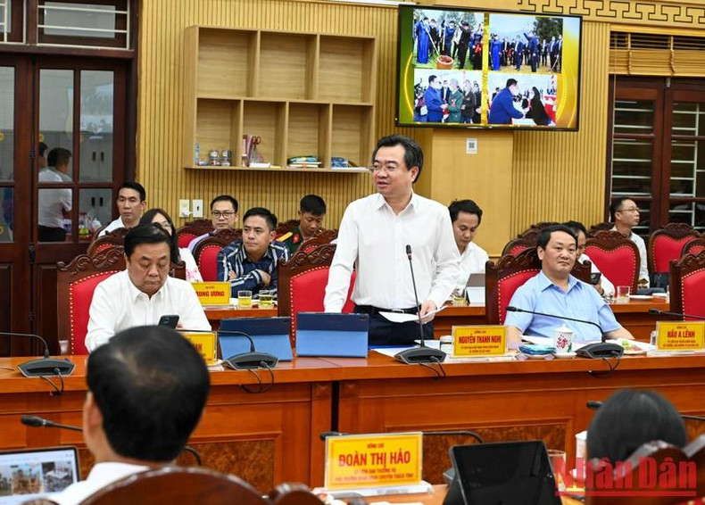 El ministro de Construcción, Nguyen Thanh Nghi, habla en la cita.