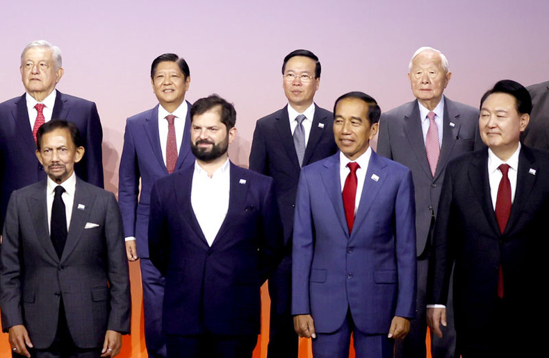 El presidente vietnamita, Vo Van Thuong, y los líderes de las economías del APEC. (Foto: VNA)