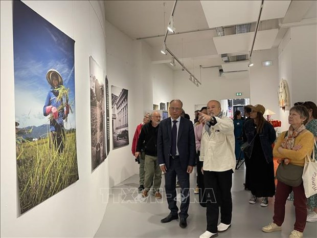 El fotógrafo Thiery Beyne introduce a las audiencias sobre sus obras. (Foto: VNA) El fotógrafo Thiery Beyne introduce a las audiencias sobre sus obras. (Foto: VNA)