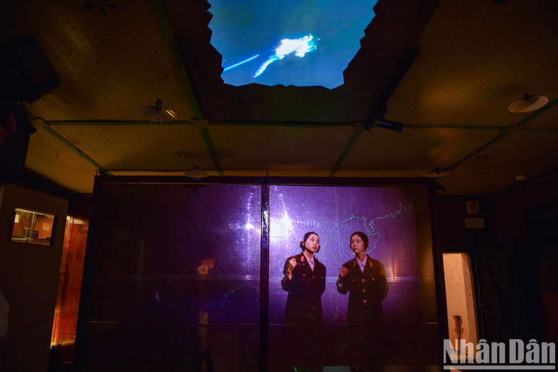 La tecnología de mapeo 3D ayuda a interpretar historias de manera realista y atractiva, para que el público viva los momentos especiales y las hazañas del Ejército y el pueblo de Vietnam durante 12 días y noches de tenaz lucha en defensa de la capital. La tecnología de mapeo 3D ayuda a interpretar historias de manera realista y atractiva, para que el público viva los momentos especiales y las hazañas del Ejército y el pueblo de Vietnam durante 12 días y noches de tenaz lucha en defensa de la capital.