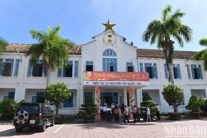 El mismo día, la delegación de Nhan Dan visitó y entregó obsequios a la Universidad de Nha Trang. El mismo día, la delegación de Nhan Dan visitó y entregó obsequios a la Universidad de Nha Trang.