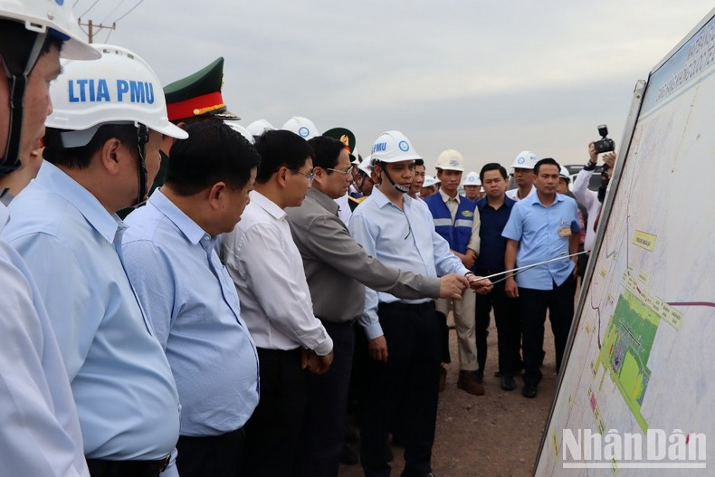 Dirigentes de la Corporación de Aviación Civil de Vietnam informan al jefe del Gobierno sobre el progreso del proyecto.