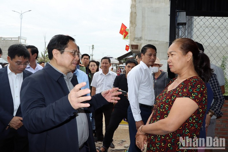 Minh Chinh visita a los habitantes de esta zona de reasentamiento.