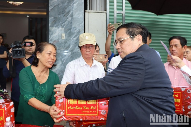 El primer ministro entrega obsequios a estos ciudadanos.