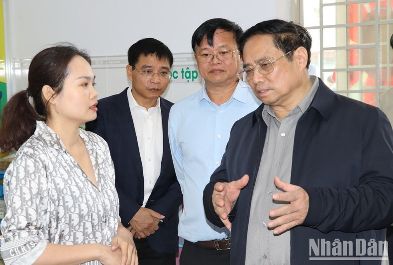 También visita un jardín de infancia en el lugar.