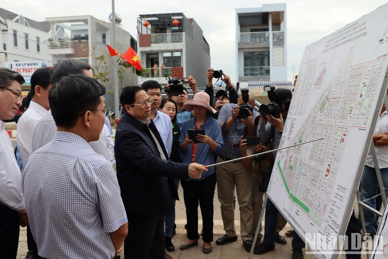 El primer ministro inspecciona el área de reasentamiento de Loc An - Binh Son.