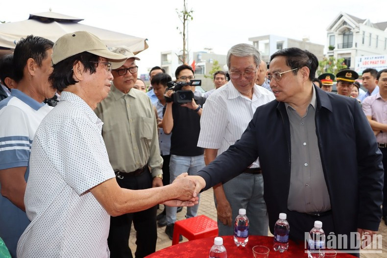 El primer ministro visita y felicita a la población residente en el área de reasentamiento de Loc An - Binh Son en ocasión del Nuevo Año Lunar.