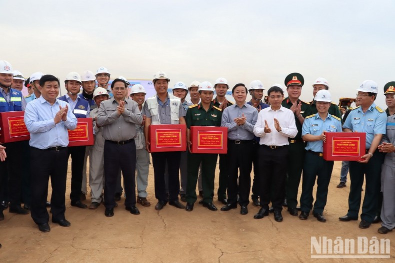 El jefe del Ejecutivo felicita y entrega obsequios a los trabajadores del proyecto.