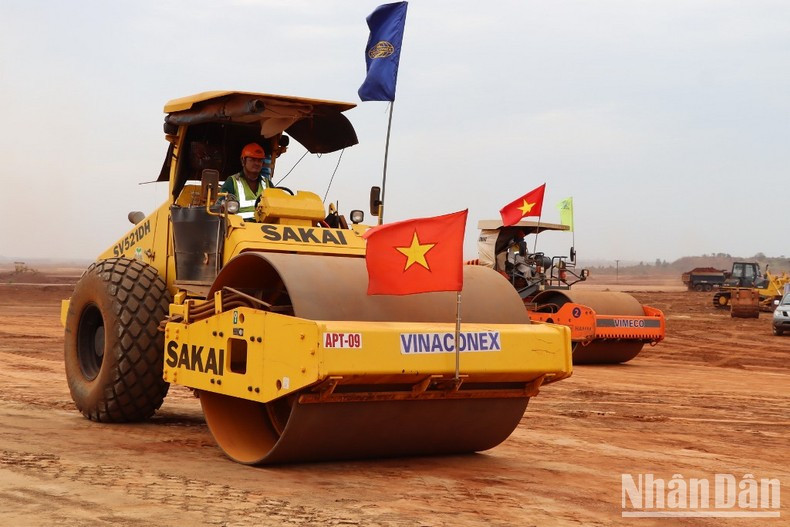 Obreros en el sitio de construcción de la obra.