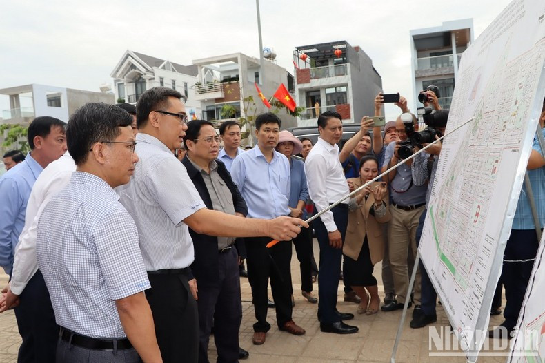 Los dirigentes de Dong Nai informan al primer ministro sobre el proceso de construcción del área de reasentamiento de Loc An - Binh Son.