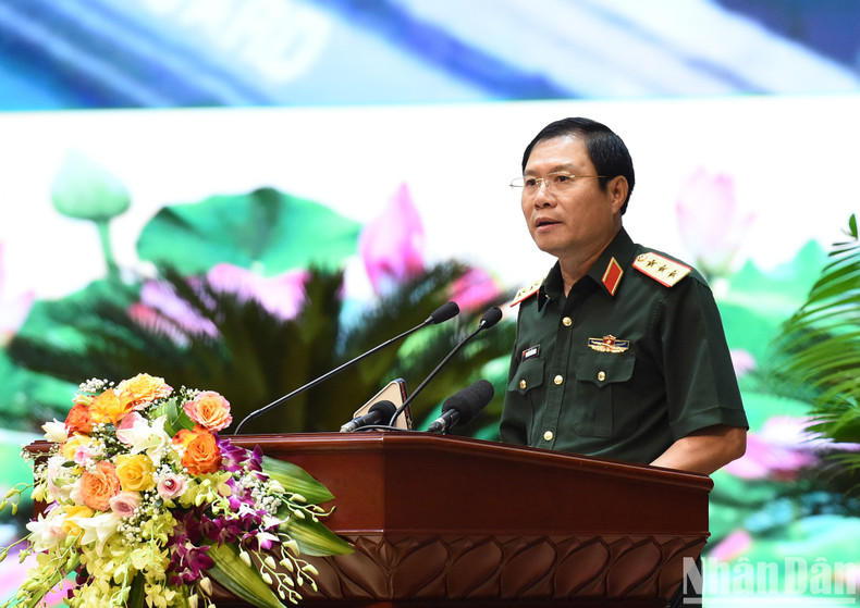 El jefe del Estado Mayor General del Ejército Popular y viceministro de Defensa de Vietnam, Nguyen Tan Cuong, presenta un informe en la reunión. El jefe del Estado Mayor General del Ejército Popular y viceministro de Defensa de Vietnam, Nguyen Tan Cuong, presenta un informe en la reunión.
