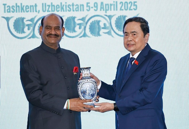 El presidente de la Asamblea Nacional, Tran Thanh Man (der.), y el presidente de la Lok Sabha (cámara baja) de la India, Om Birla, en su reunión del 6 de abril. (Foto: VNA) El presidente de la Asamblea Nacional, Tran Thanh Man (der.), y el presidente de la Lok Sabha (cámara baja) de la India, Om Birla, en su reunión del 6 de abril. (Foto: VNA)