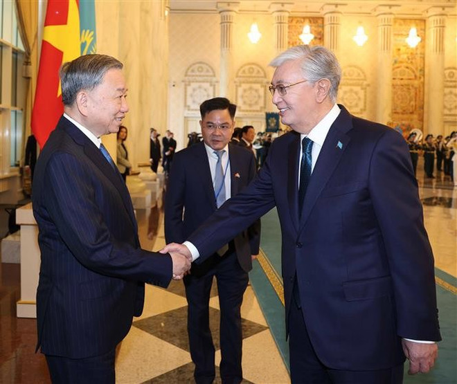 El presidente de Kazajistán, Kassym-Jomart Tokayev, y el ecretario general del Partido Comunista de Vietnam, To Lam. (Foto: VNA)