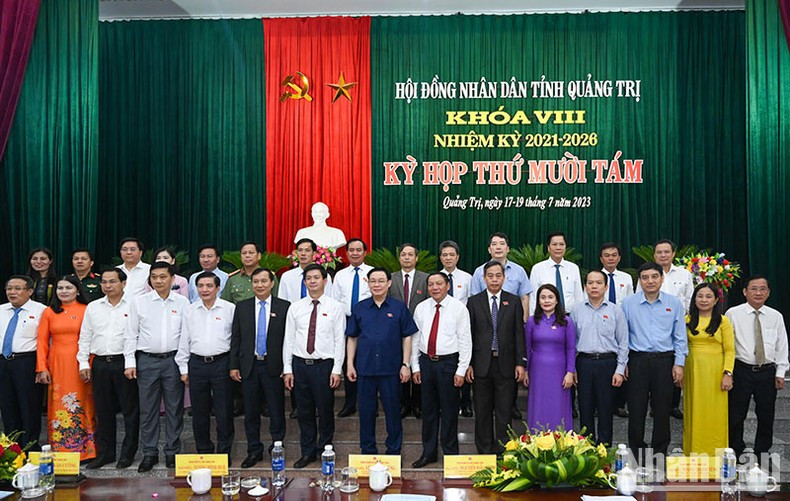 El presidente de la AN, Vuong Dinh Hue, y los delegados se toman foto de recuerdo. El presidente de la AN, Vuong Dinh Hue, y los delegados se toman foto de recuerdo.