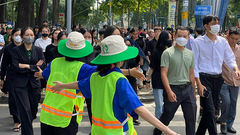 Los voluntarios en el funeral.
