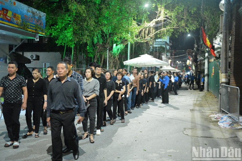 En la casa cultural de Lai Da, en comuna de Dong Hoi, del distrito de Dong Anh, Hanói. Muchas personas forman una larga cola a casi dos kilómetros para rendir tributo al secretario general Nguyen Phu Trong. En la casa cultural de Lai Da, en comuna de Dong Hoi, del distrito de Dong Anh, Hanói. Muchas personas forman una larga cola a casi dos kilómetros para rendir tributo al secretario general Nguyen Phu Trong.