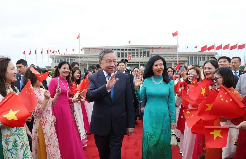 Ceremonia de despedida del líder partidista y presidente de Vietnam, To Lam, y su esposa en el Aeropuerto Internacional de Pekín. Ceremonia de despedida del líder partidista y presidente de Vietnam, To Lam, y su esposa en el Aeropuerto Internacional de Pekín.