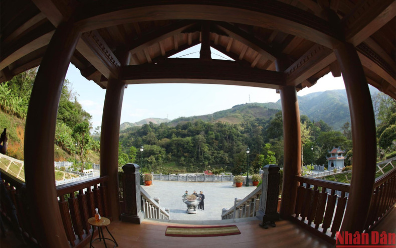 Vista interior del templo. Vista interior del templo.