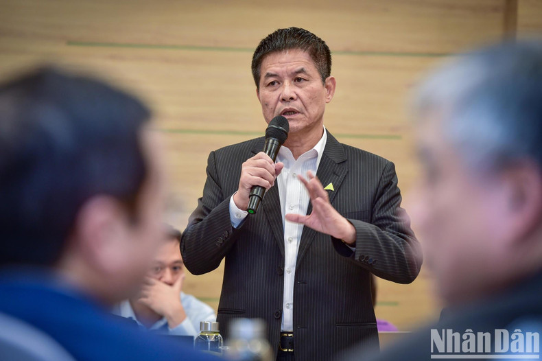 Nguyen Quoc Ky, presidente de la junta directiva de las empresas Vietravel y Vietravel Airlines, habla en la conferencia.