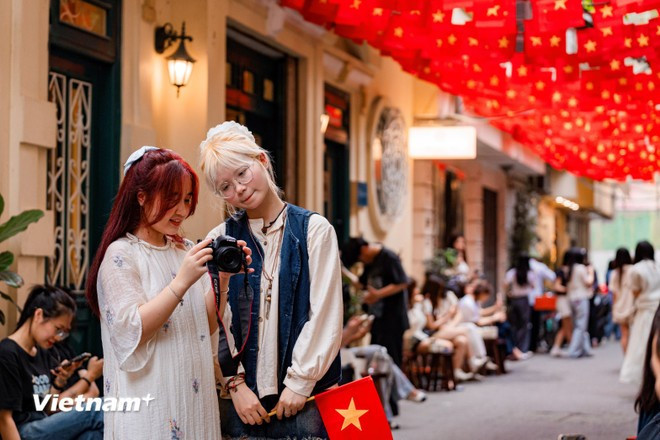 Cada rincón de la capital, Hanoi, se ha vestido con las banderas rojas y doradas. Esta imagen se vuelve aún más especial en abril, cuando Vietnam conmemora los 50 años de la Liberación del Sur y la Reunificación del país. (Foto: VNA)