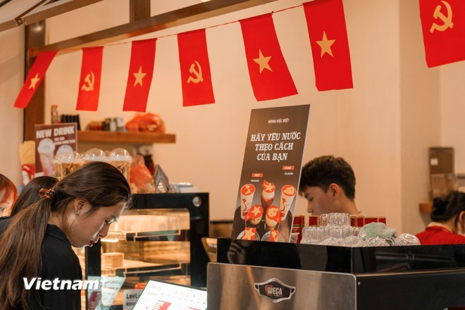 Numerosos cafés en Hanoi han sido decorados cuidadosamente con las banderas del Partido, la insignia nacional y la bandera del Frente de Liberación, creando un ambiente brillante y lleno de color. (Foto: VNA)