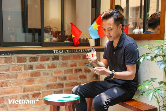 Tuan Viet, residente de My Dinh, Hanói, expresó su orgullo y emoción al visitar varios cafés decorados con banderas rojas con estrellas doradas en los últimos días de abril, durante la celebración de los 50 años de la Liberación del Sur y la Reunificación de Vietnam. (Foto: VNA)