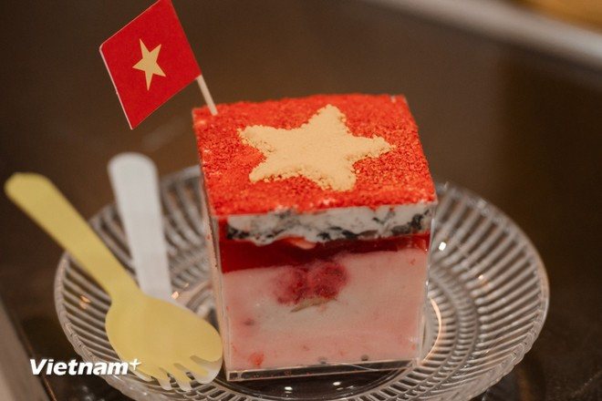 Un atractivo especial de estos cafés son las bebidas creativas que se ofrecen, acompañadas de pasteles decorados con la forma de la bandera nacional, lo que atrae a numerosos jóvenes a visitarlos para disfrutar y hacer check-in. (Foto: VNA)