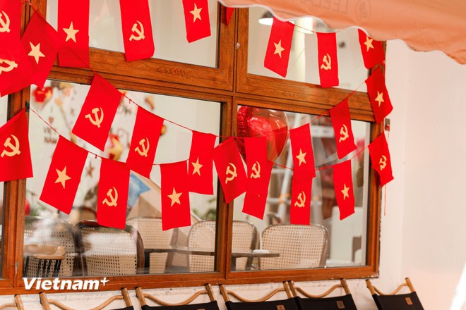 El ambiente en los cafés también está lleno de los colores rojo y amarillo de la bandera nacional. (Foto: VNA)