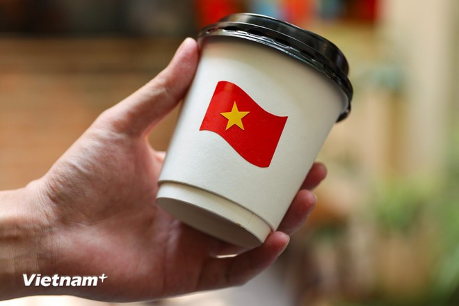 No solo las decoraciones, sino también los productos del café están adornados con la bandera nacional, lo que refleja el espíritu patriótico y el amor por la patria. (Foto: VNA)