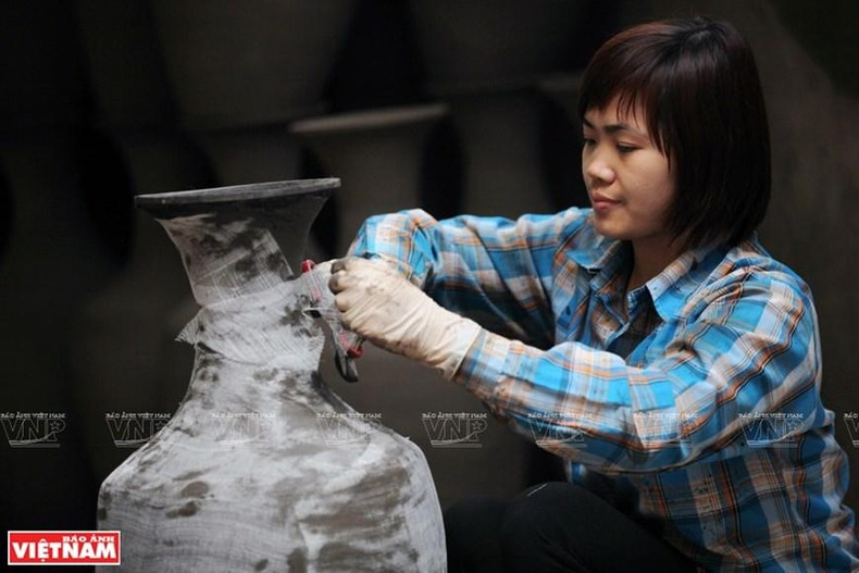 Preparación de una obra antes de aplicar laca. (Fotografía: VNA) Preparación de una obra antes de aplicar laca. (Fotografía: VNA)