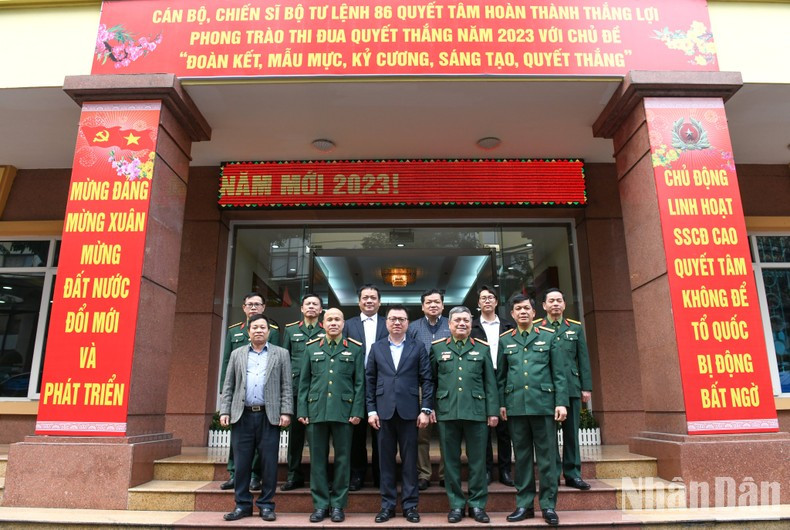 Representantes de Nhan Dan y del Comando Ciberespacial, dependiente del Ministerio de Defensa en el encuentro. Representantes de Nhan Dan y del Comando Ciberespacial, dependiente del Ministerio de Defensa en el encuentro.