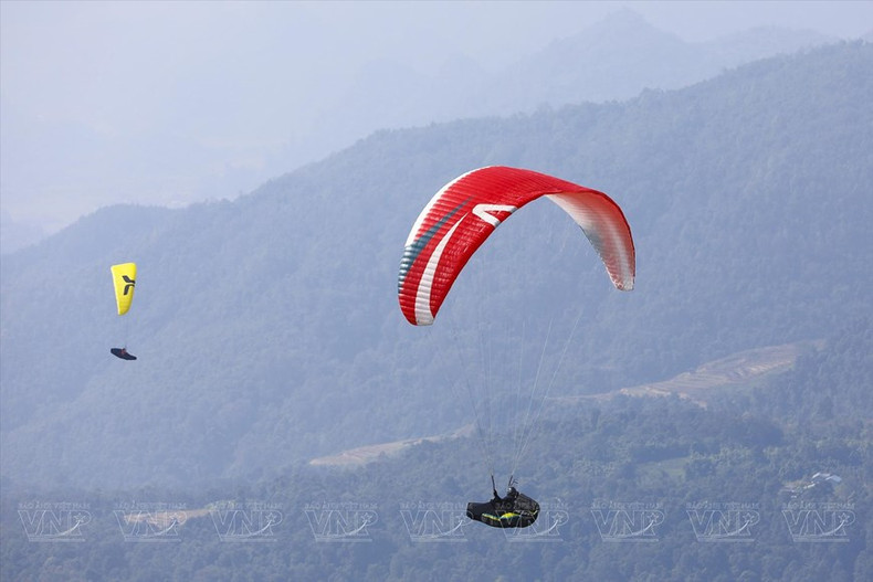 Los pilotos vuelan en parapente hacia el famoso pico Putaleng en Lai Chau. (Foto: Revista Vietnam)