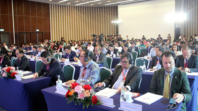 Delegados en el foro.