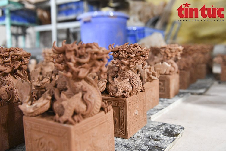 El producto llamado &quot;Huella de Dragón Sagrado&quot;, fue hecho por cinco trabajadores, quienes se encargaron de todas las etapas de la elaboración desde la creación, el moldeado hasta el dibujo de motivos. (Foto: VNA)