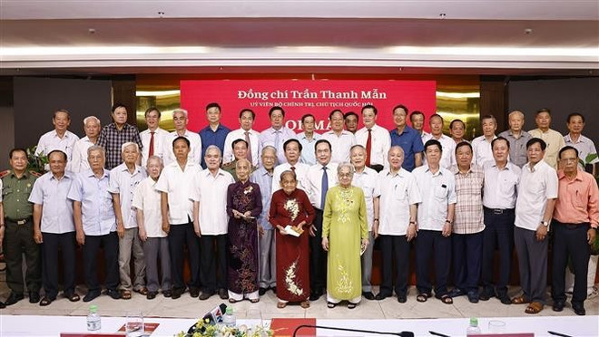 El presidente de la Asamblea Nacional de Vietnam, Tran Thanh Man, con las madres heroicas vietnamitas y delegados. (Foto: VNA) El presidente de la Asamblea Nacional de Vietnam, Tran Thanh Man, con las madres heroicas vietnamitas y delegados. (Foto: VNA)