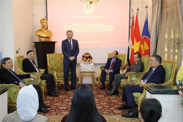 El general To Lam, ministro de Seguridad Pública de Vietnam, en un encuentro con funcionarios de la embajada de Vietnam en Egipto. (Foto: VNA) El general To Lam, ministro de Seguridad Pública de Vietnam, en un encuentro con funcionarios de la embajada de Vietnam en Egipto. (Foto: VNA)