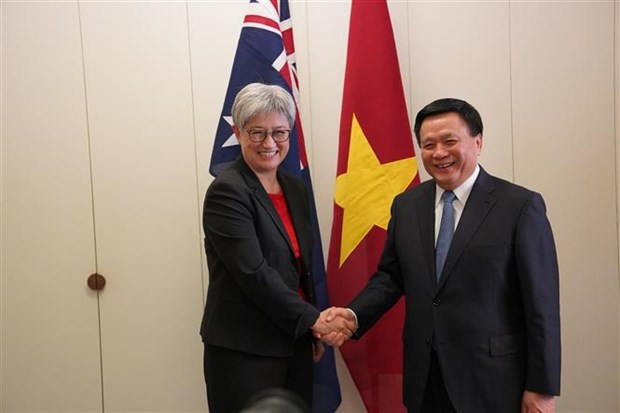 El director de la Academia Nacional de Política Ho Chi Minh y presidente del Consejo Teórico Central, Nguyen Xuan Thang, y la ministra de Asuntos Exteriores de Australia, Penny Wong. (Foto: VNA) El director de la Academia Nacional de Política Ho Chi Minh y presidente del Consejo Teórico Central, Nguyen Xuan Thang, y la ministra de Asuntos Exteriores de Australia, Penny Wong. (Foto: VNA)