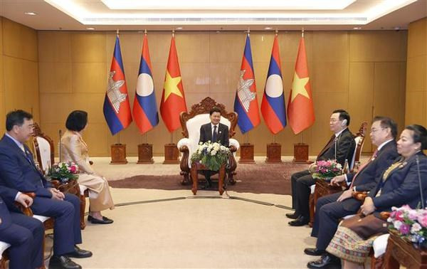 Los titulares de las Asambleas Nacionales de CLV y el secretario general del Partido Popular Revolucionario y presidente de Laos, Thongloun Sisoulith. (Foto: VNA) Los titulares de las Asambleas Nacionales de CLV y el secretario general del Partido Popular Revolucionario y presidente de Laos, Thongloun Sisoulith. (Foto: VNA)