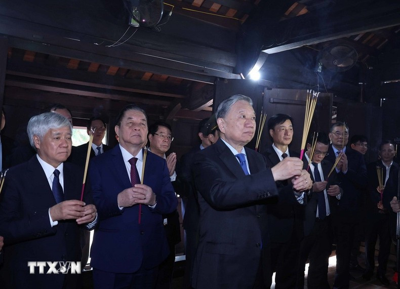 To Lam ofrece incienso en el Monumento dedicado al difunto secretario general Truong Chinh en el pueblo de Xuan Truong, distrito de Xuan Truong. (Foto: VNA)