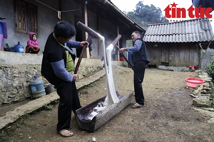 Cuanto mejor machaques el bizcocho, más flexible, delicioso y duradero quedará. (Foto: VNA)
