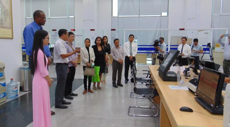 La delegación de los diarios Granma y Nhan Dan visita el Centro de Administración Pública de Binh Duong.