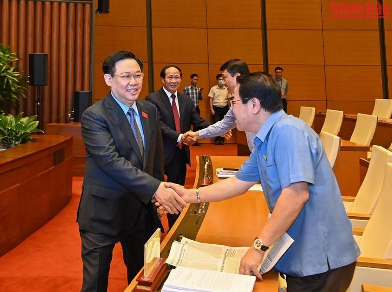 El presidente de la AN, Vuong Dinh Hue, y los delegados en la conferencia. El presidente de la AN, Vuong Dinh Hue, y los delegados en la conferencia.