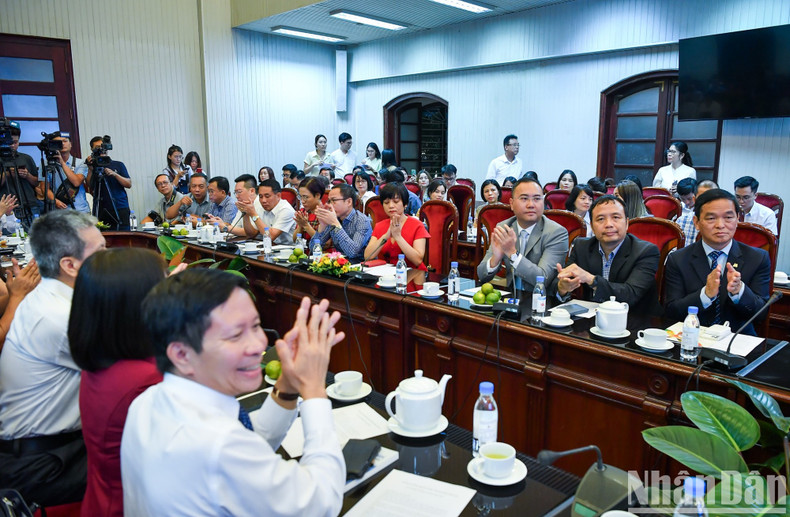 A la ceremonia acudieron representantes de los ministerios, departamentos, sectores, medios de comunicación, asociaciones y empresas. A la ceremonia acudieron representantes de los ministerios, departamentos, sectores, medios de comunicación, asociaciones y empresas.