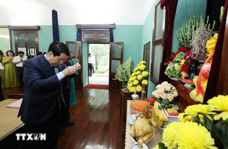 El presidente Luong Cuong ofrece inciensos en homenaje al presidente Ho Chi Minh en la Casa 67 dentro del complejo del Palacio Presidencial. El presidente Luong Cuong ofrece inciensos en homenaje al presidente Ho Chi Minh en la Casa 67 dentro del complejo del Palacio Presidencial.