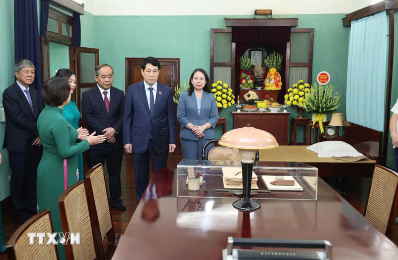 El presidente Luong Cuong escucha una presentación sobre los documentos y artefactos acerca de la vida y el trabajo del presidente Ho Chi Minh en la Casa 67. (Foto: VNA) El presidente Luong Cuong escucha una presentación sobre los documentos y artefactos acerca de la vida y el trabajo del presidente Ho Chi Minh en la Casa 67. (Foto: VNA)