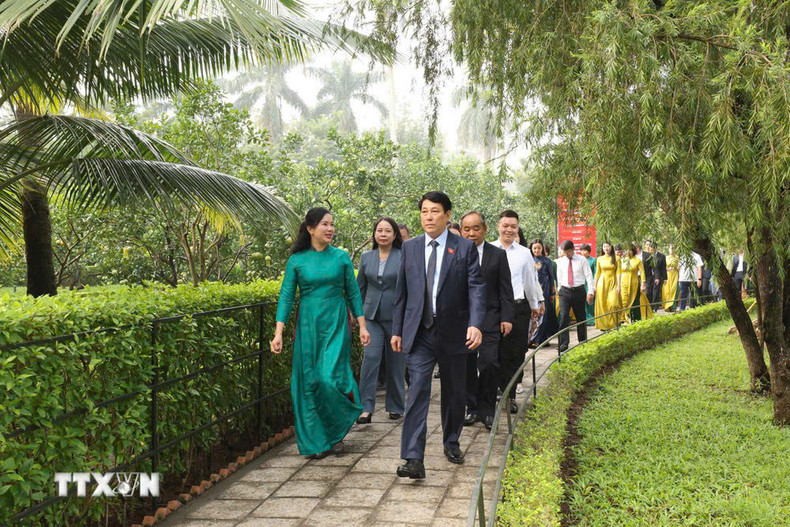 El presidente Luong Cuong en la zona de reliquias dedicada al Presidente Ho Chi Minh en el Palacio Presidencial. (Foto: VNA) El presidente Luong Cuong en la zona de reliquias dedicada al Presidente Ho Chi Minh en el Palacio Presidencial. (Foto: VNA)