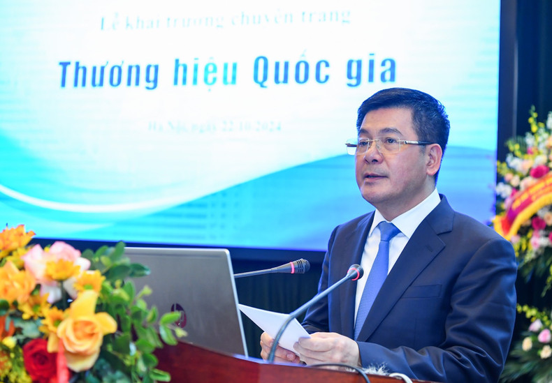 El ministro de Industria y Comercio, Nguyen Hong Dien, interviene en el acto.