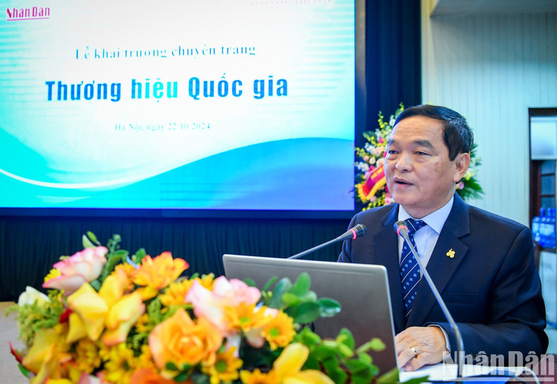 Le Viet Hai, presidente del Grupo de Construcción Hoa Binh, habla en el evento.