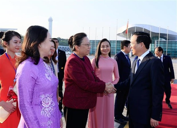 La vicepresidenta de Vietnam, Vo Thi Anh Xuan (al frente, izquierda) y una diplomática de la embajada china en Vietnam (al frente, segundo desde la izquierda) despiden al presidente Vo Van Thuong en el aeropuerto internacional de Noi Bai en Hanói, el 17 de octubre por la mañana. (Foto: VNA)